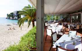 Hotelrestaurant mit Blick aufs Meer